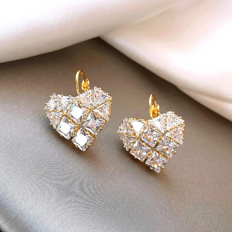 Fashionable New Heart Crystal Stud Earrings for Girls Korean Fashion Delicate Shiny Rhinestones Earring 2024 Women's Jewelry